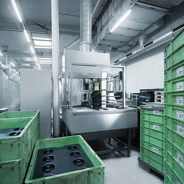 Moderne KLT-Reinigungsanlage von Clean Logistik Jäger. Effiziente und nachhaltige Reinigung von Kleinladungsträgern für Logistik und Industrie.