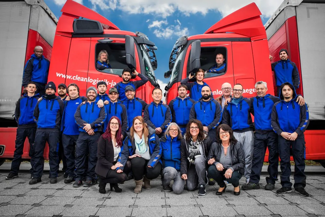 Das engagierte Team von Clean Logistik Jäger vor den Firmen-LKWs. Experten für KLT-Reinigung, Transport & Logistiklösungen.